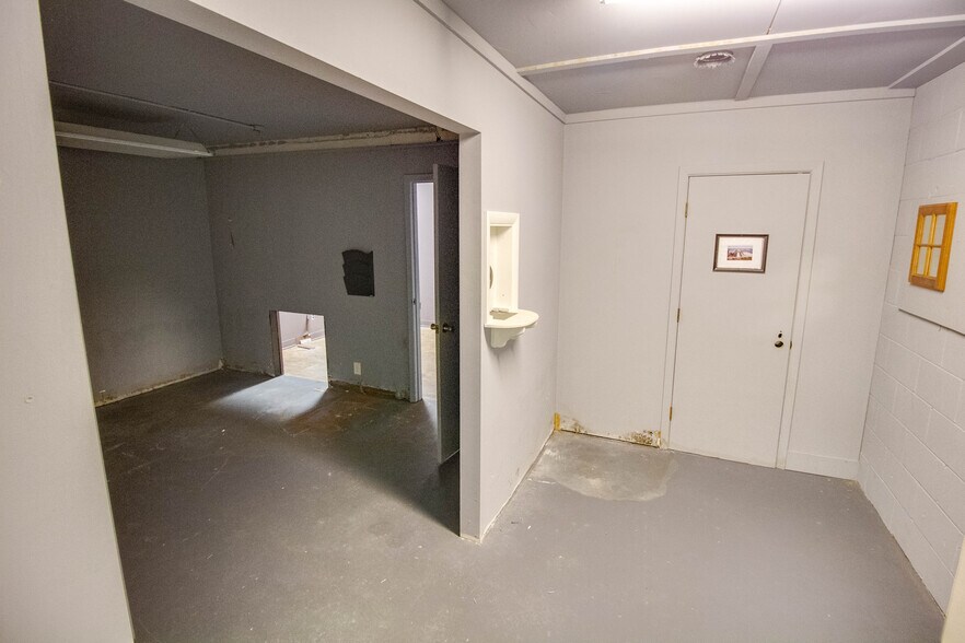 More Photos Of 319-321 Ridge St, Alton Showroom For Sale