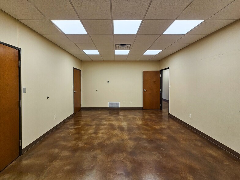More Photos Of 110 CR 141, Sweetwater Manufacturing For Lease