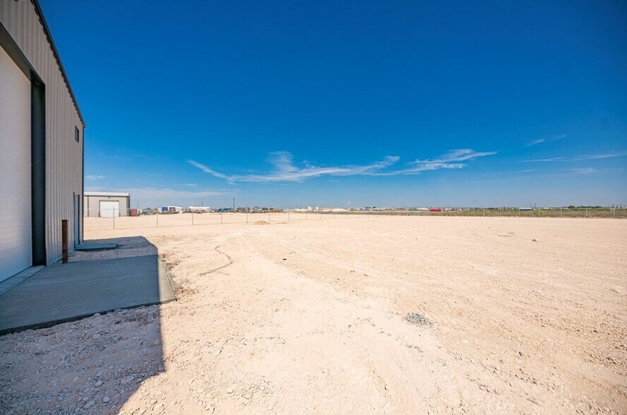 More Photos Of 14050 W Silver Fox Trl, Odessa Warehouse For Lease