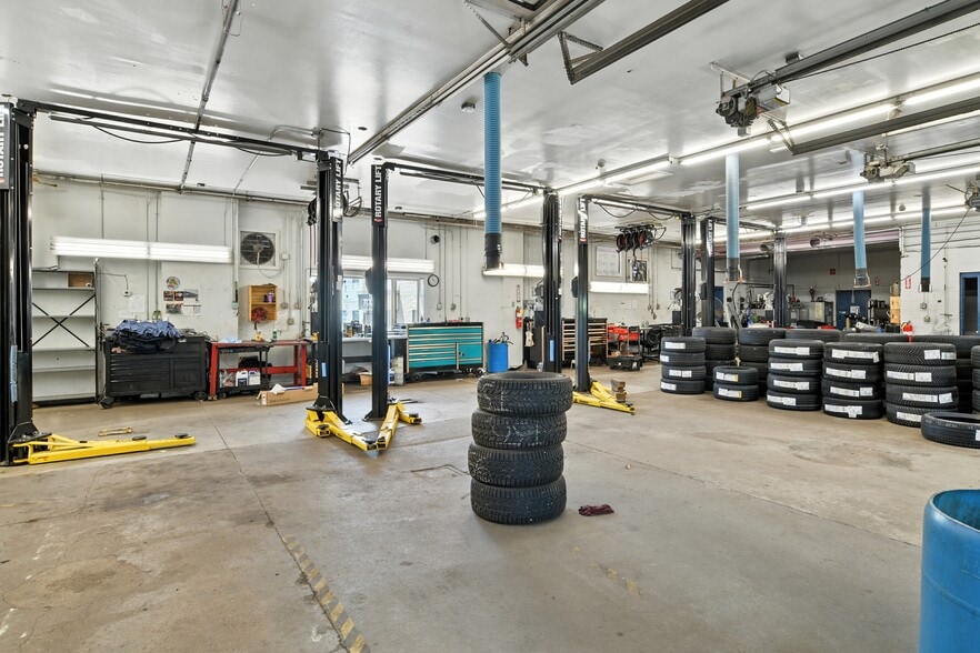 More Photos Of 48 Damon Rd, Northampton Auto Dealership For Lease