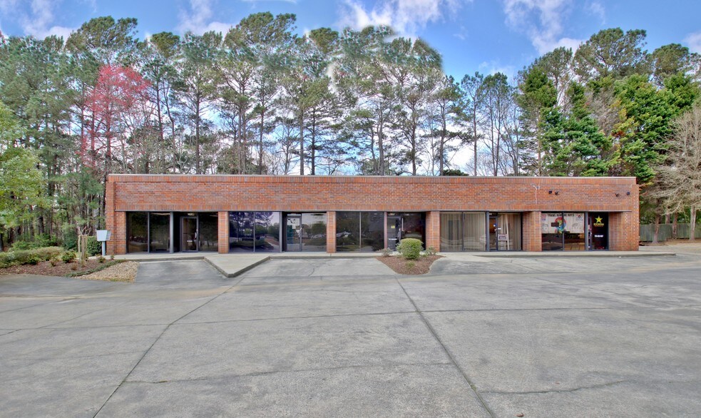 More Photos Of 120 Commerce Cir, Fayetteville Office For Lease