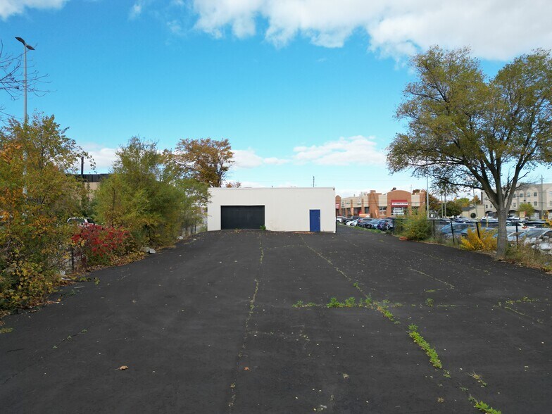 More Photos Of 142 Cross Ave, Oakville Auto Repair For Sale