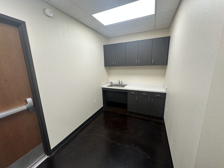 More Photos Of 1509-1521 Central Park Dr, Hurst Unknown For Lease