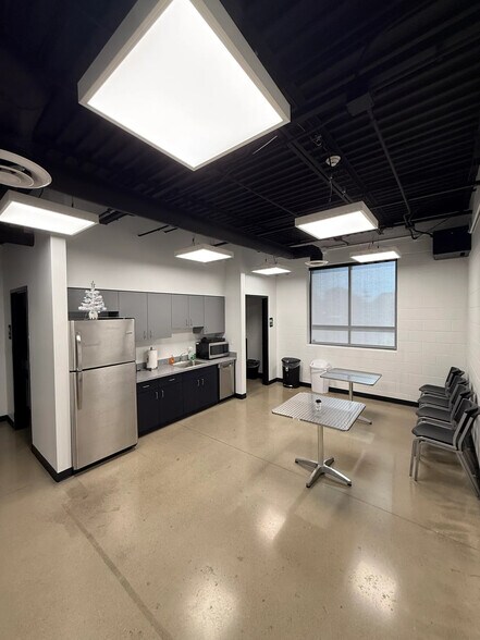More Photos Of 211 Sylvania Ave, Toledo Manufacturing For Lease