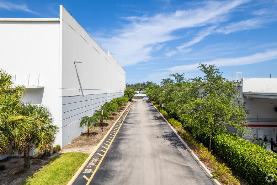 More Photos Of 3501 Burris Rd, Davie Distribution For Lease