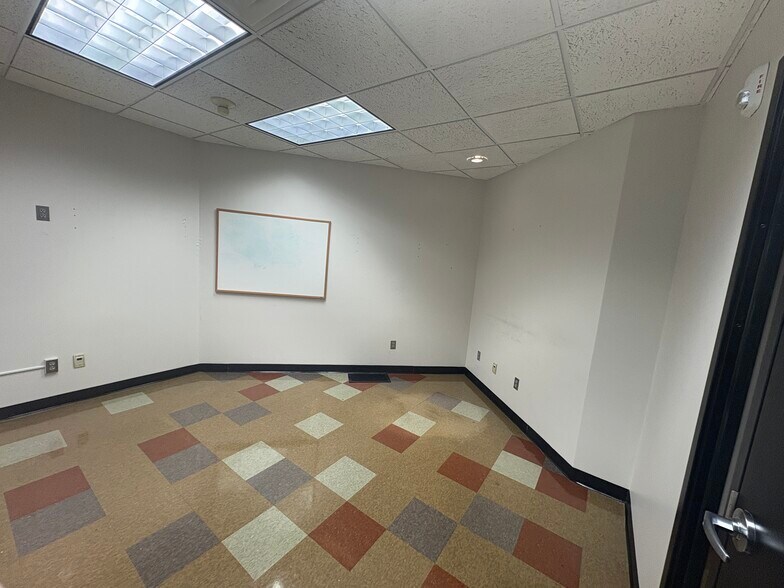 More Photos Of 2600 W 49th St, Sioux Falls Office For Lease