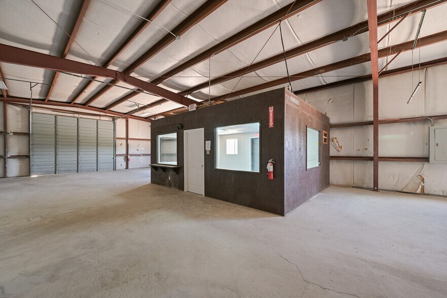 More Photos Of 314 E Walker St, League City Warehouse For Lease