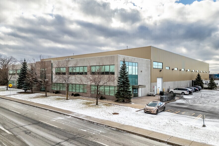 More Photos Of 2111 Ave 32nd, Montréal Distribution For Sale