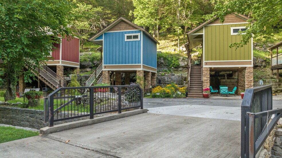 More Photos Of 275 N Main St, Eureka Springs Hotel For Sale