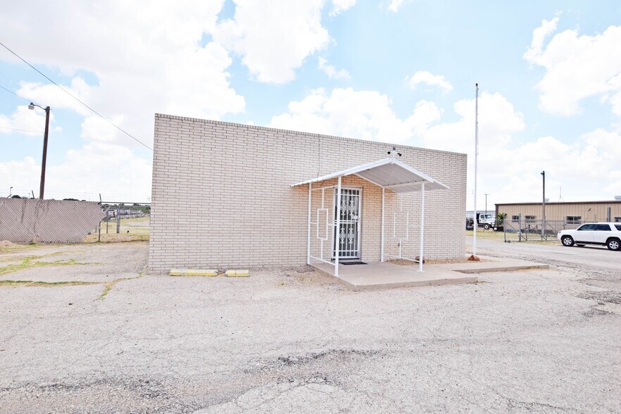 More Photos Of 1003 S County Rd W, Odessa Office For Lease