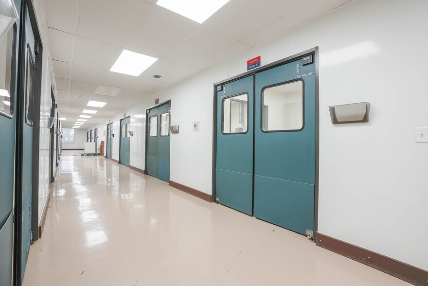 More Photos Of 10410 Corporate Dr, Sugar Land Research And Development For Lease