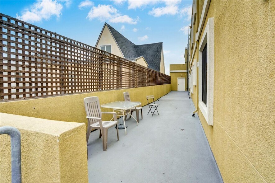 More Photos Of 400 E 12th St, Oakland Storefront Retail Residential For Sale