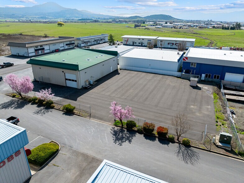 More Photos Of 6062-6068 Crater Lake Ave, Central Point Warehouse For Sale