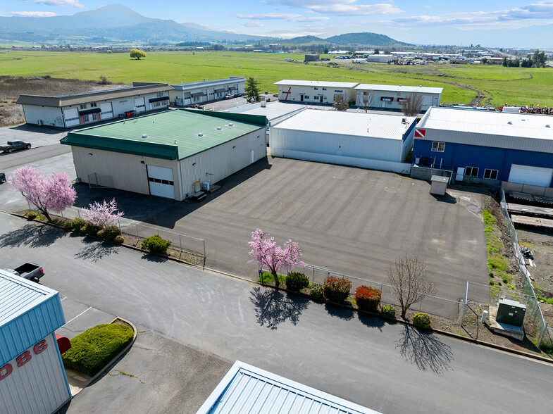 More Photos Of 6062-6068 Crater Lake Ave, Central Point Warehouse For Sale
