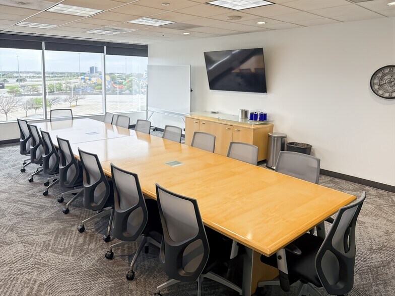 More Photos Of 2000 E Lamar Blvd, Arlington Coworking Space