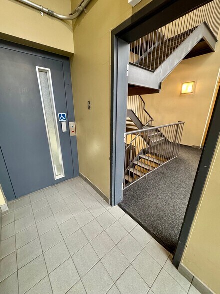 More Photos Of 1085 Ch Du Côteau-Rouge, Longueuil Office For Lease