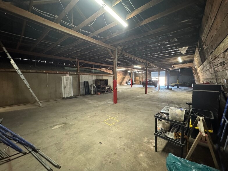 More Photos Of 501 E Lamar St, McKinney Warehouse For Lease