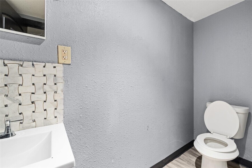 More Photos Of 125 Burrell Dr, Dallas Service For Lease
