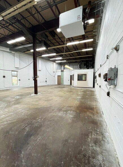 More Photos Of 539 W Algonquin Rd, Arlington Heights Warehouse For Sale