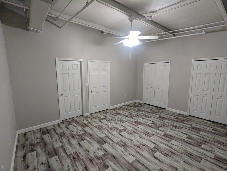More Photos Of 201 E Main St, Leesburg Self Storage For Lease
