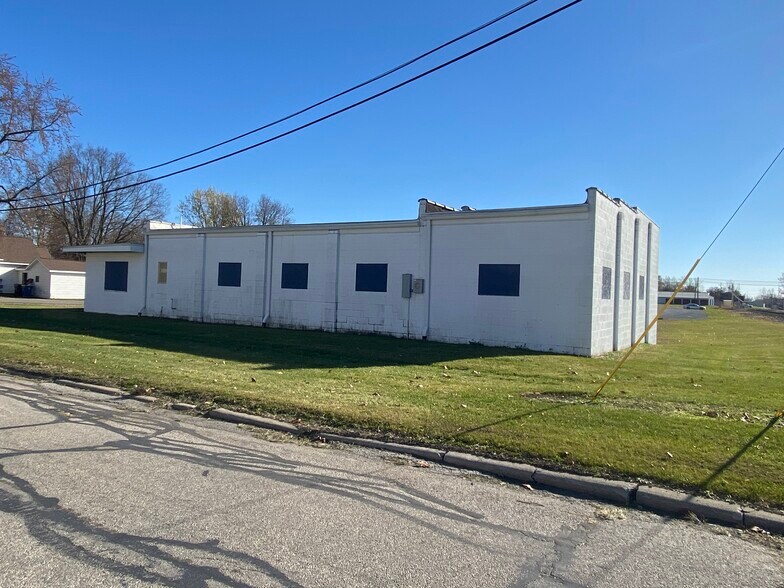 More Photos Of 611 W 4th St, North Manchester Flex For Sale