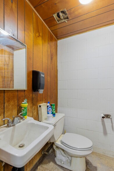 More Photos Of 77 Industrial Park Rd, Vernon Warehouse For Lease