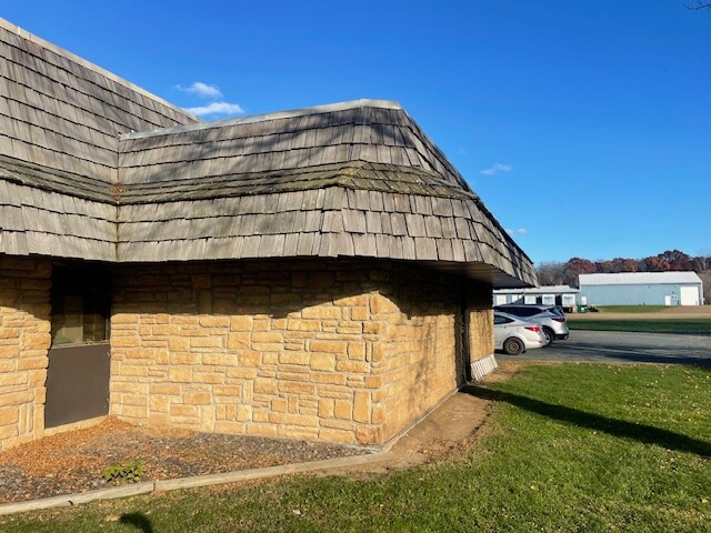 More Photos Of 421 5th St, Centuria Veterinarian Kennel For Sale