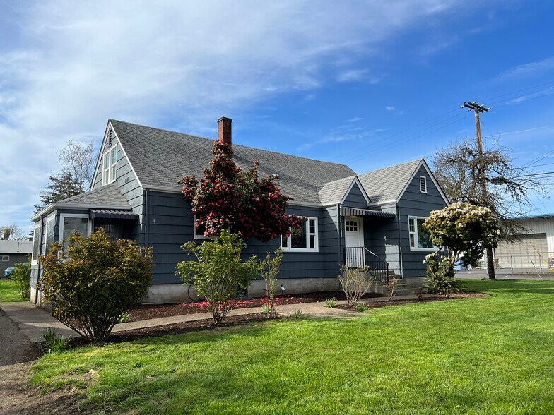 More Photos Of 2494 Roosevelt Blvd, Eugene Flex For Sale
