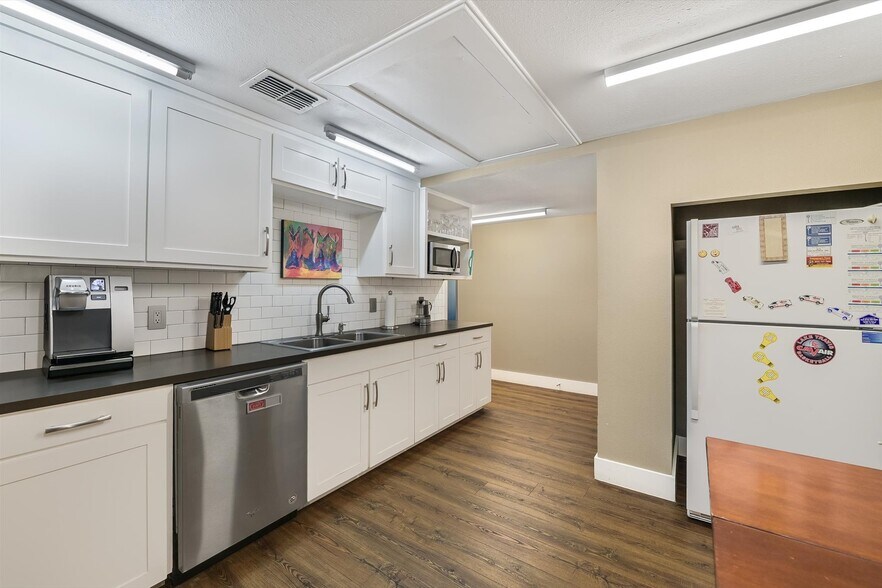 More Photos Of 1107 Ranch Road 620 S, Lakeway Office For Lease