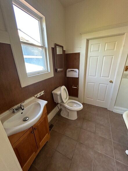 More Photos Of 53 W 9th St, Tracy Office For Lease