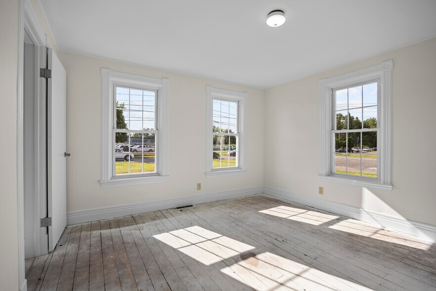 More Photos Of 267 Wolf Rd, Latham Office For Lease