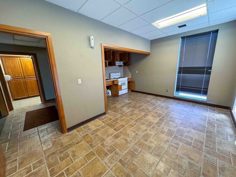 More Photos Of 3709 W Reno Ave, Oklahoma City Showroom For Lease