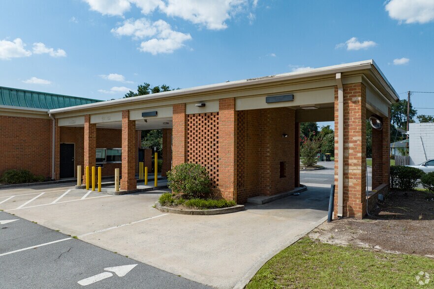 More Photos Of 2505 Abercorn St, Savannah Bank For Lease
