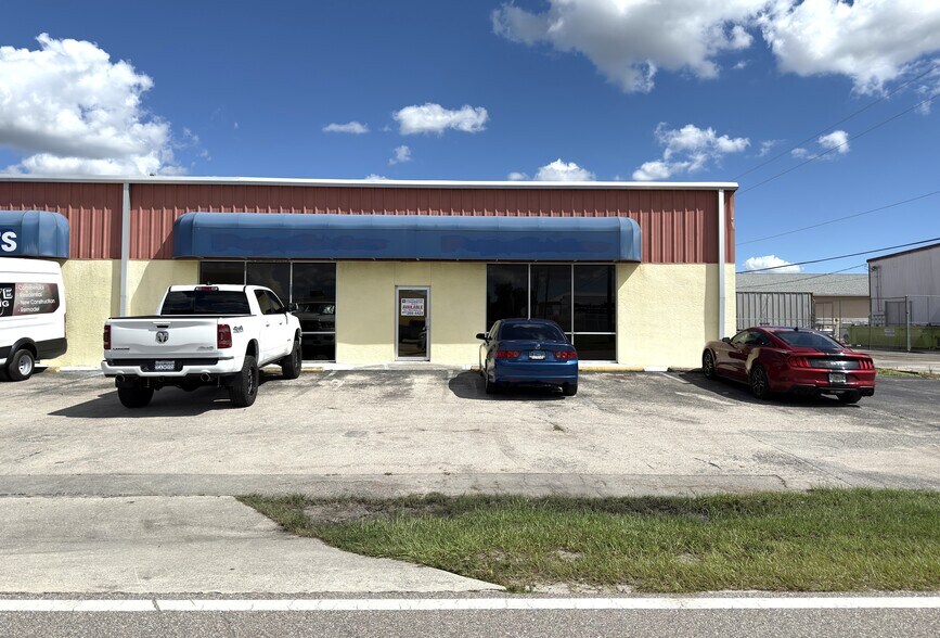 Primary Photo Of 1109 Tamiami Trl, Port Charlotte Showroom For Lease