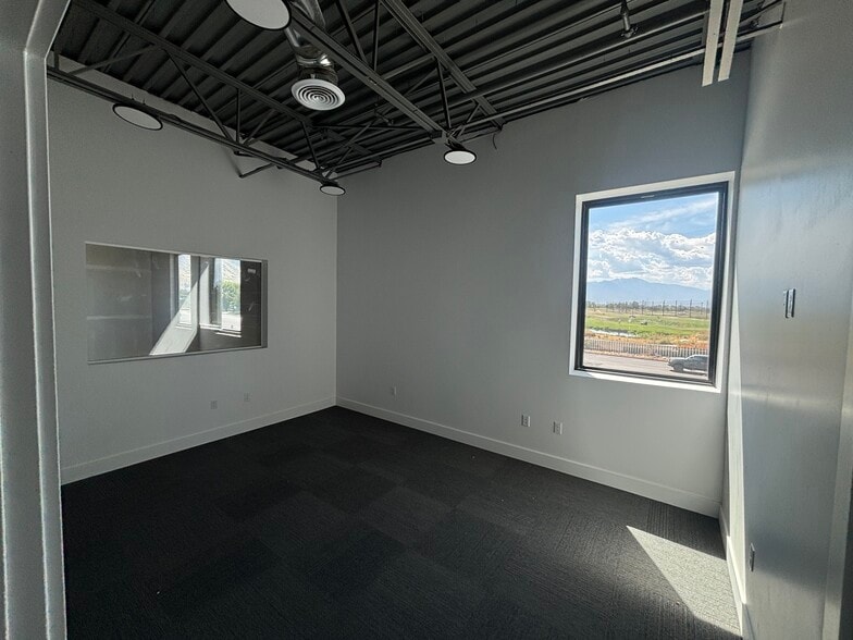 More Photos Of 633 E Lakeview Pky, Provo Industrial For Lease