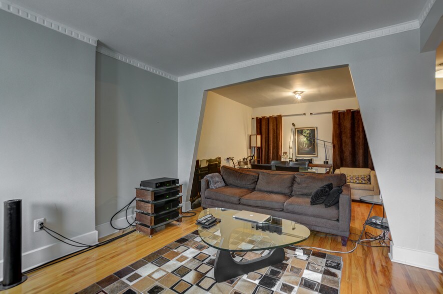 More Photos Of 89 Boul Henri-Bourassa O, Montréal Specialty For Sale