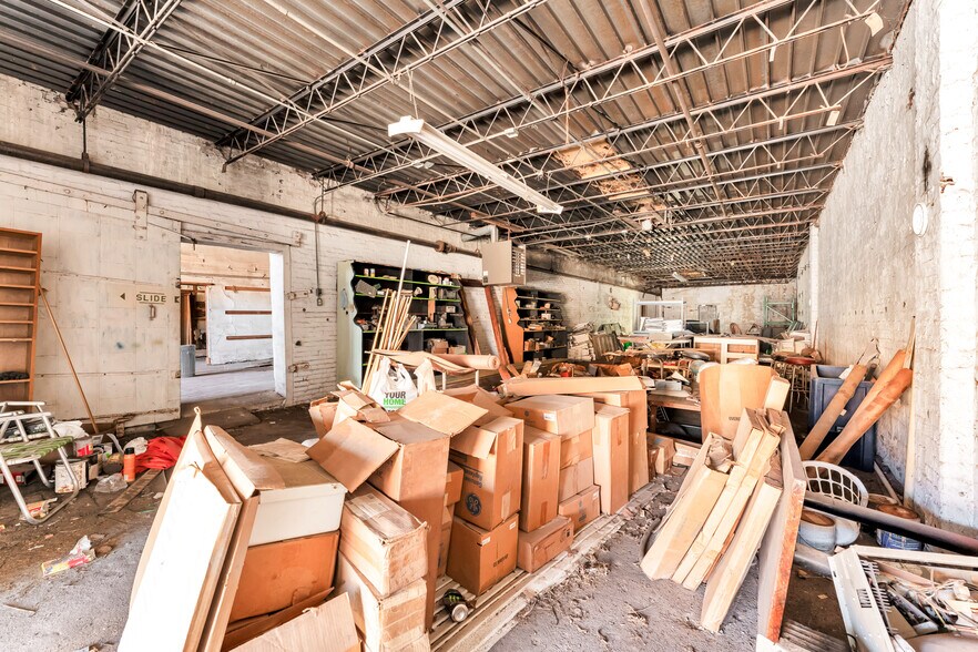 More Photos Of 504 W Commercial St, Springfield Storefront Retail Office For Sale