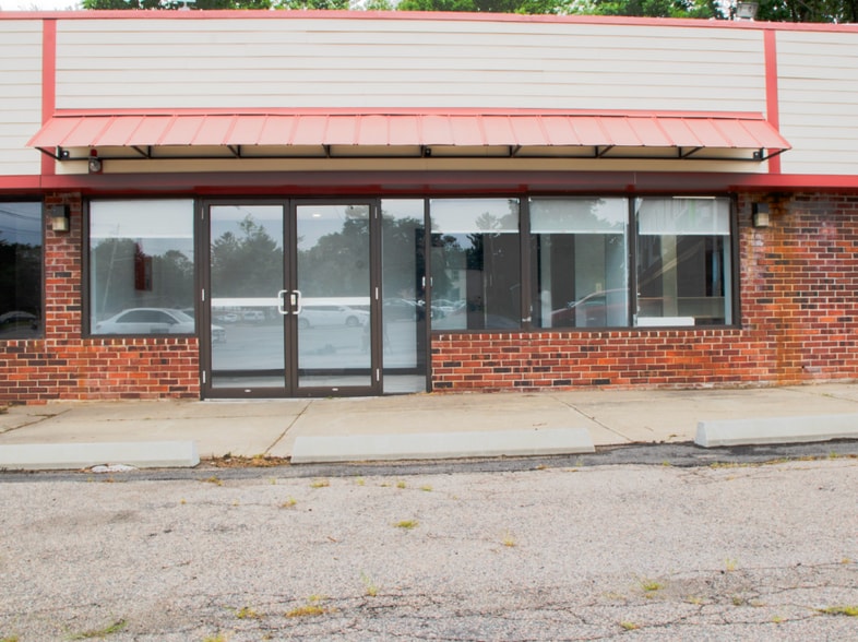 More Photos Of 826 Crescent St, Brockton Freestanding For Lease