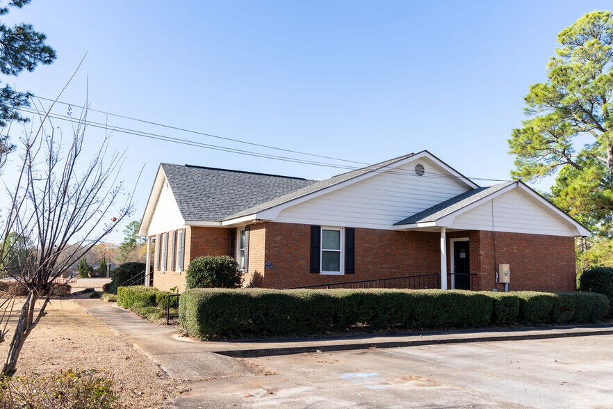 More Photos Of 607 Bluebird Blvd, Fort Valley Office For Sale