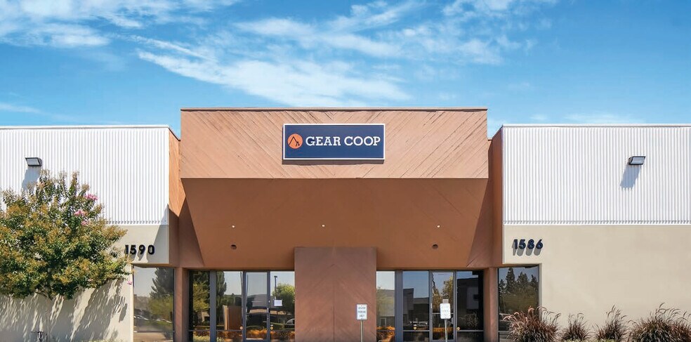 More Photos Of 1586-1590 Sunland Ln, Costa Mesa Warehouse For Lease