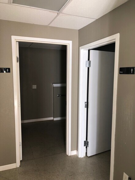 More Photos Of 9751 Mining Dr, Jacksonville Warehouse For Lease