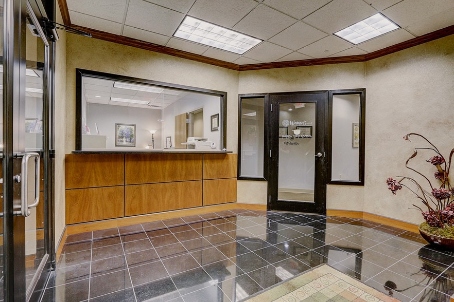 More Photos Of N28W23000 Roundy Dr, Pewaukee Office For Sale