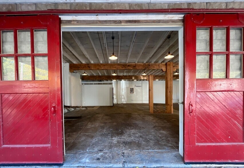 More Photos Of N2048 Spring St, Stockholm General Retail For Lease