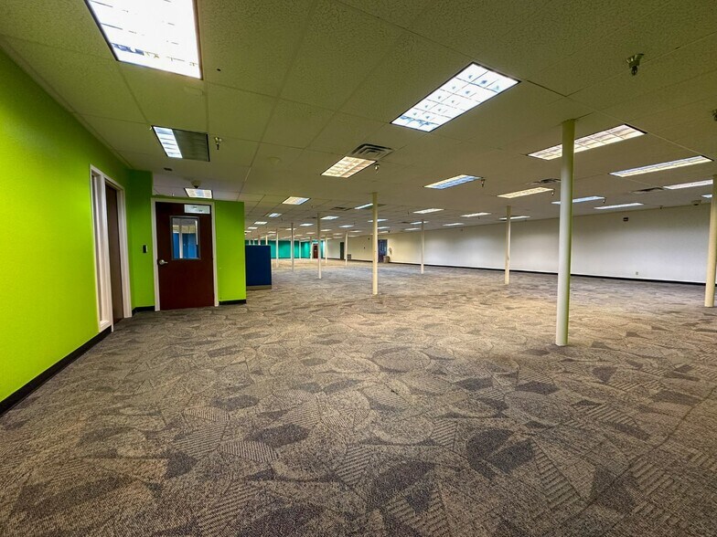 More Photos Of 806 Willowcreek Dr, Jacksonville Warehouse For Lease