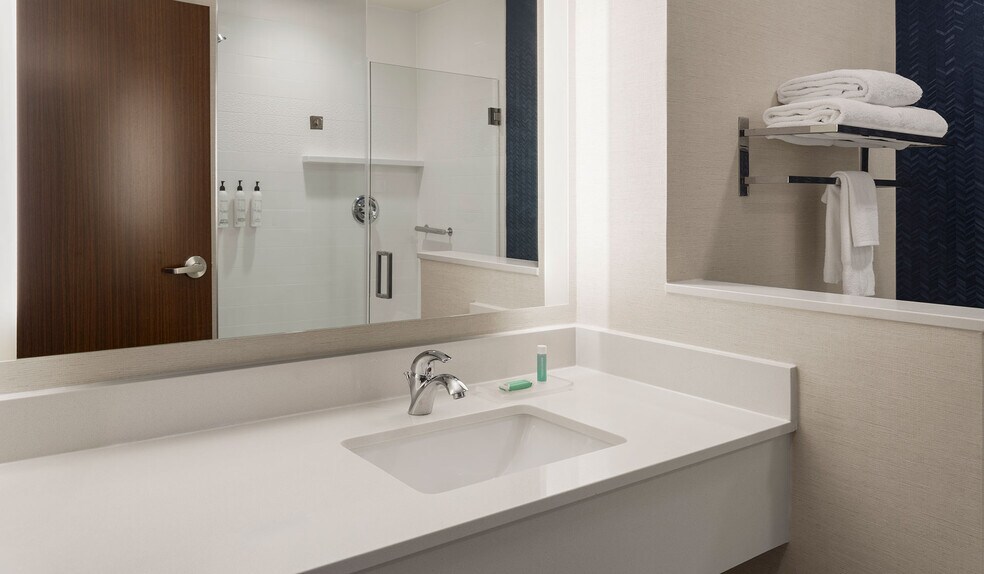 More Photos Of 10495 Crosspoint Blvd, Indianapolis Hotel For Sale