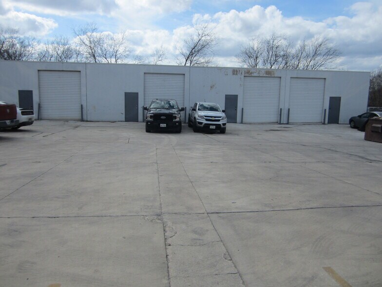 Primary Photo Of 13603 Topper Cir, San Antonio Warehouse For Lease