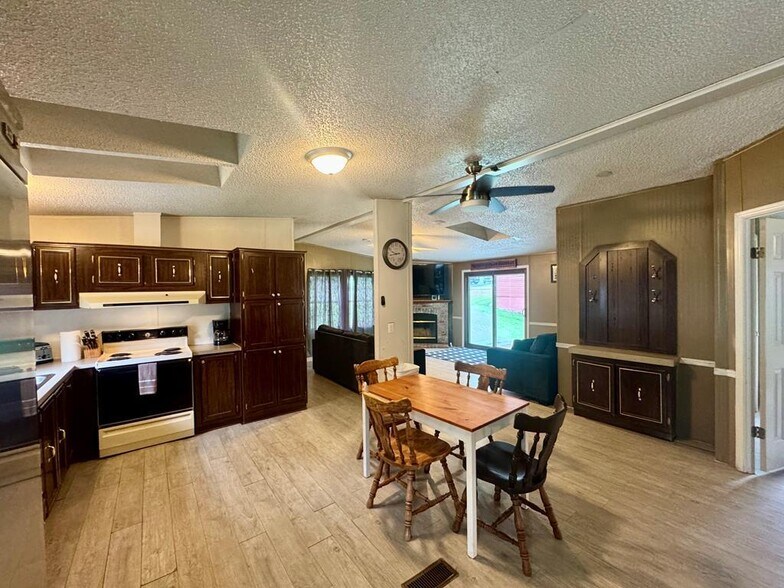 More Photos Of 158 Caloric Rd., Mullens Flex For Sale