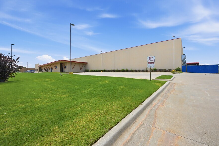 More Photos Of 3225 Melcat Dr, Oklahoma City Manufacturing For Sale