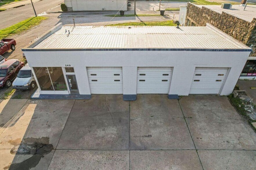 More Photos Of 249 S Wilson St, Vinita Auto Repair For Sale