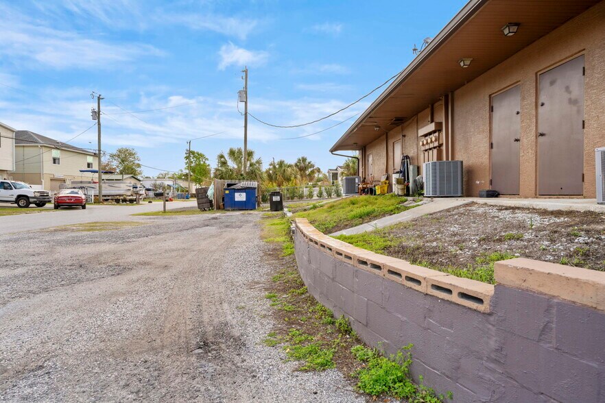 More Photos Of 7390 Shoal Line Blvd, Weeki Wachee Specialty For Sale